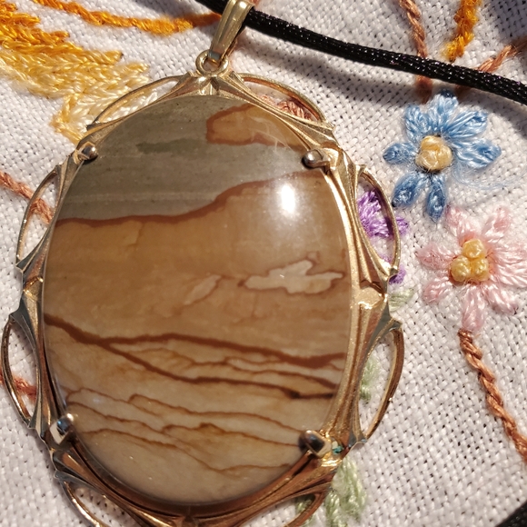 Picture Jasper Pendant Vintage with New Necklace Cord Giftboxed - Picture 3 of 5